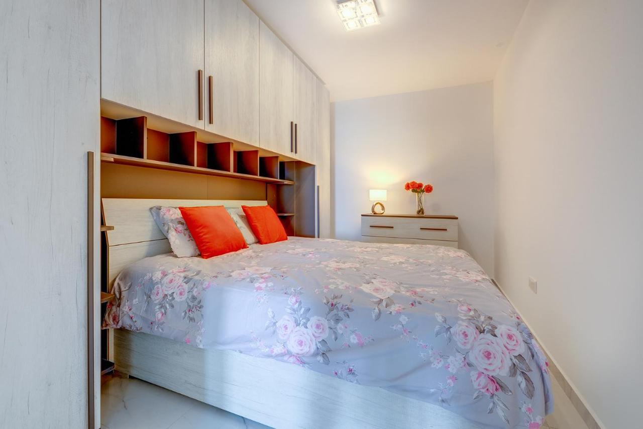Splendid 2Br Apartment, Steps To St Georges Bay St. Julian's Exterior foto